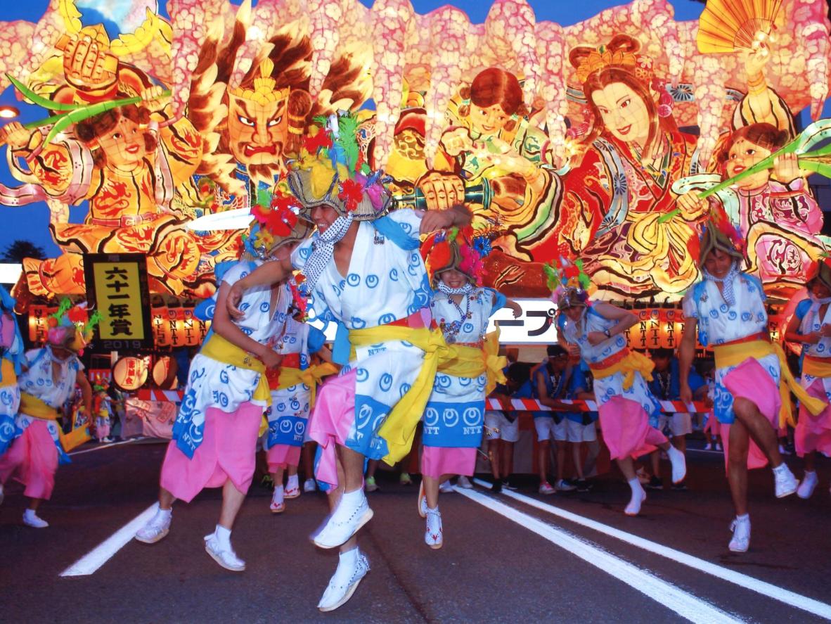 Marvel at the impressive floats adorned with handcrafted paper lanterns. Photo credit: ©(公社)青森観光コンベンション協会