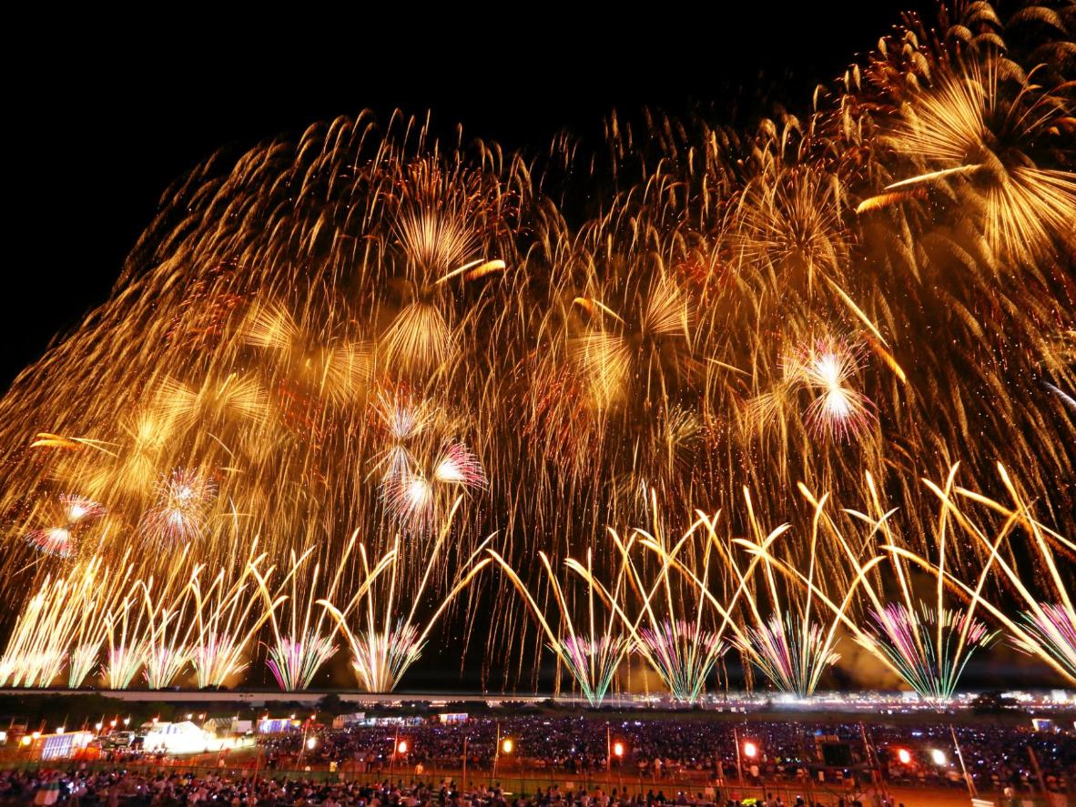 Witness a fiery spectacle at Nagaoka Fireworks. Photo credit: © 公益社団法人 新潟県観光協会