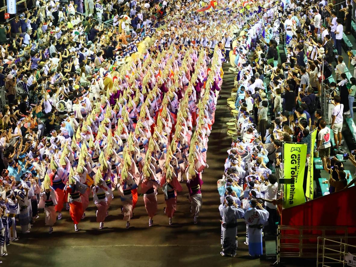 This dynamic festival combines dance performances with fireworks. Photo credit: © 徳島市にぎわい交流課