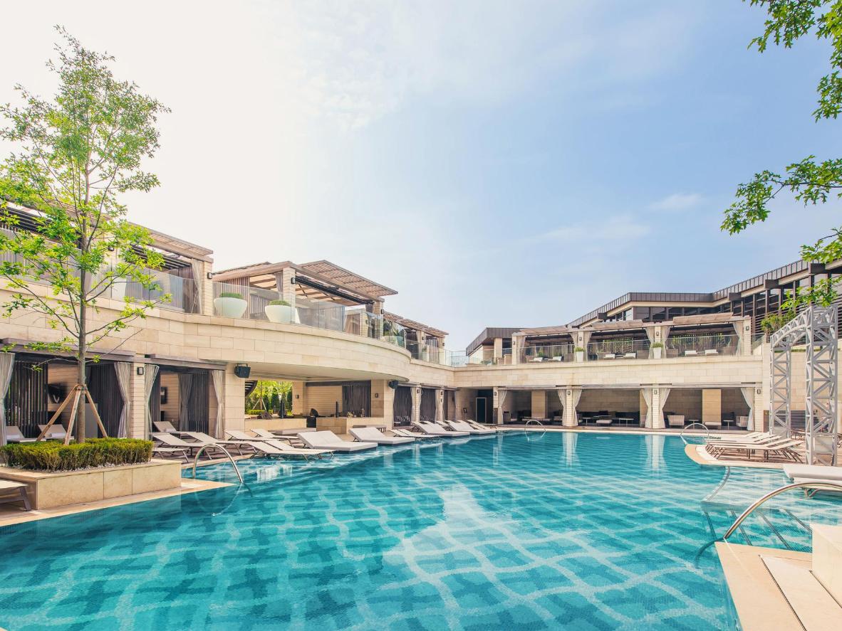 Unwind at the elegant and entertaining Paradise City