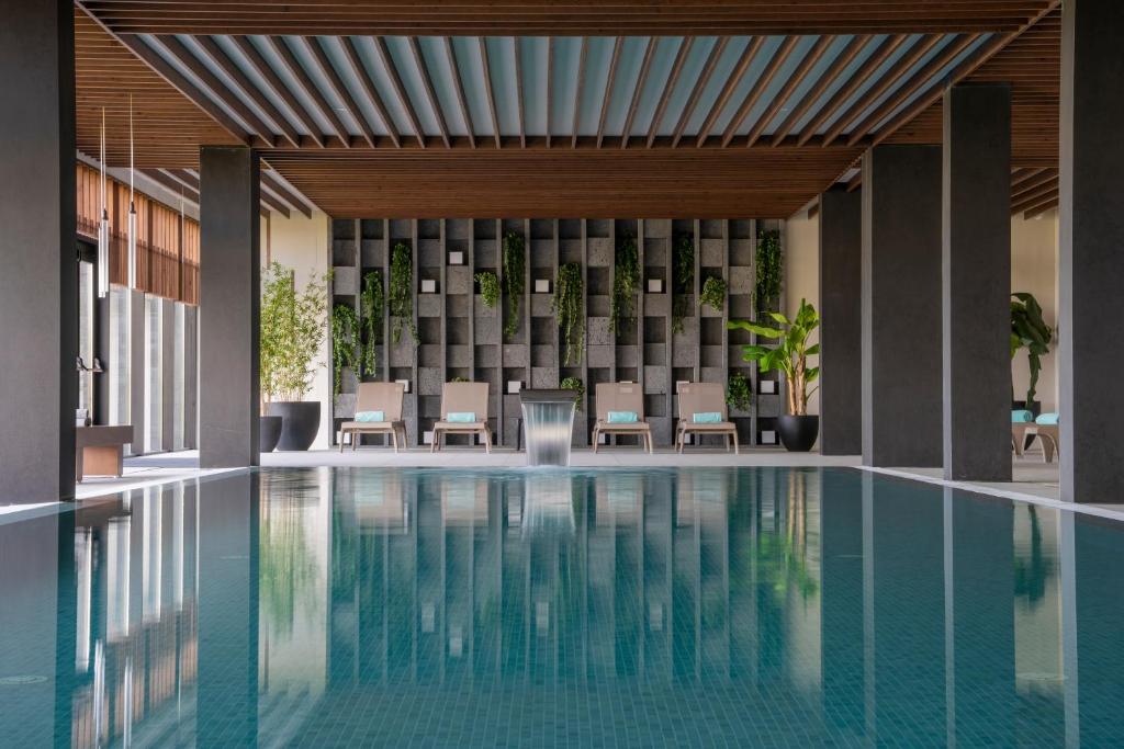 La piscina interna all'hotel - credit ph: Booking.com