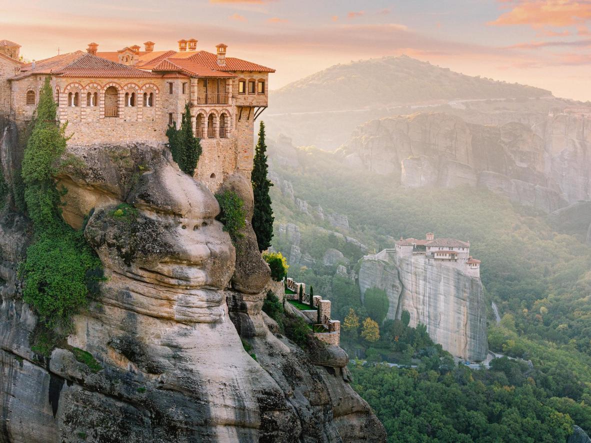 希腊著名的迈泰奥拉，那里的修道院矗立在青山陡峭的悬崖上