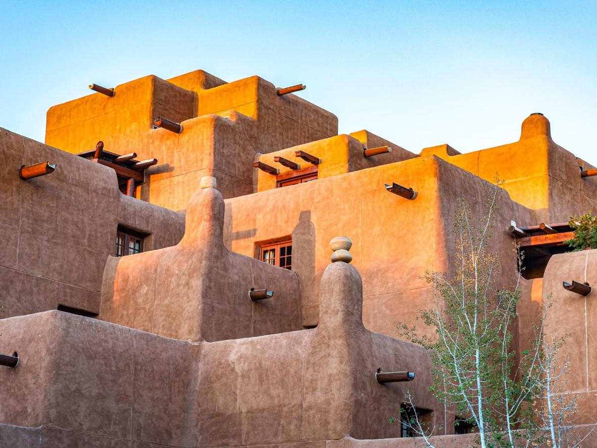Koniecznie sprawdź kilka przykładów natywnej architektury adobe w Santa Fe