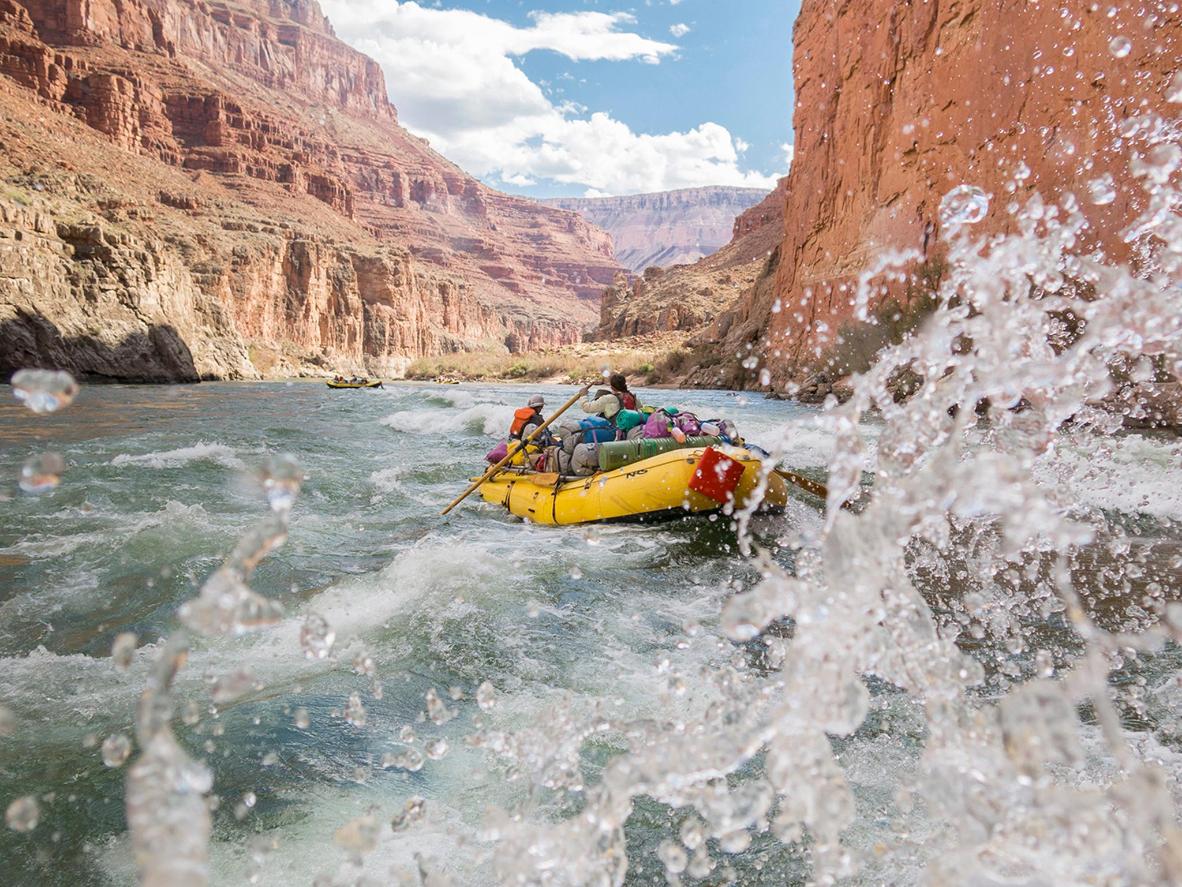 Reme numa jangada pelos corredores rápidos do rio Colorado no Parque Nacional do Grand Canyon