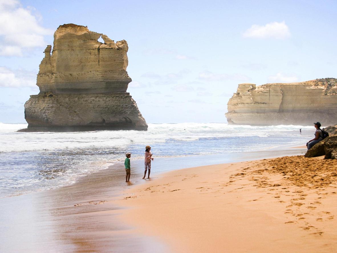Na Great Ocean Road, seus filhos podem brincar na praia com os 12 Apóstolos ao fundo