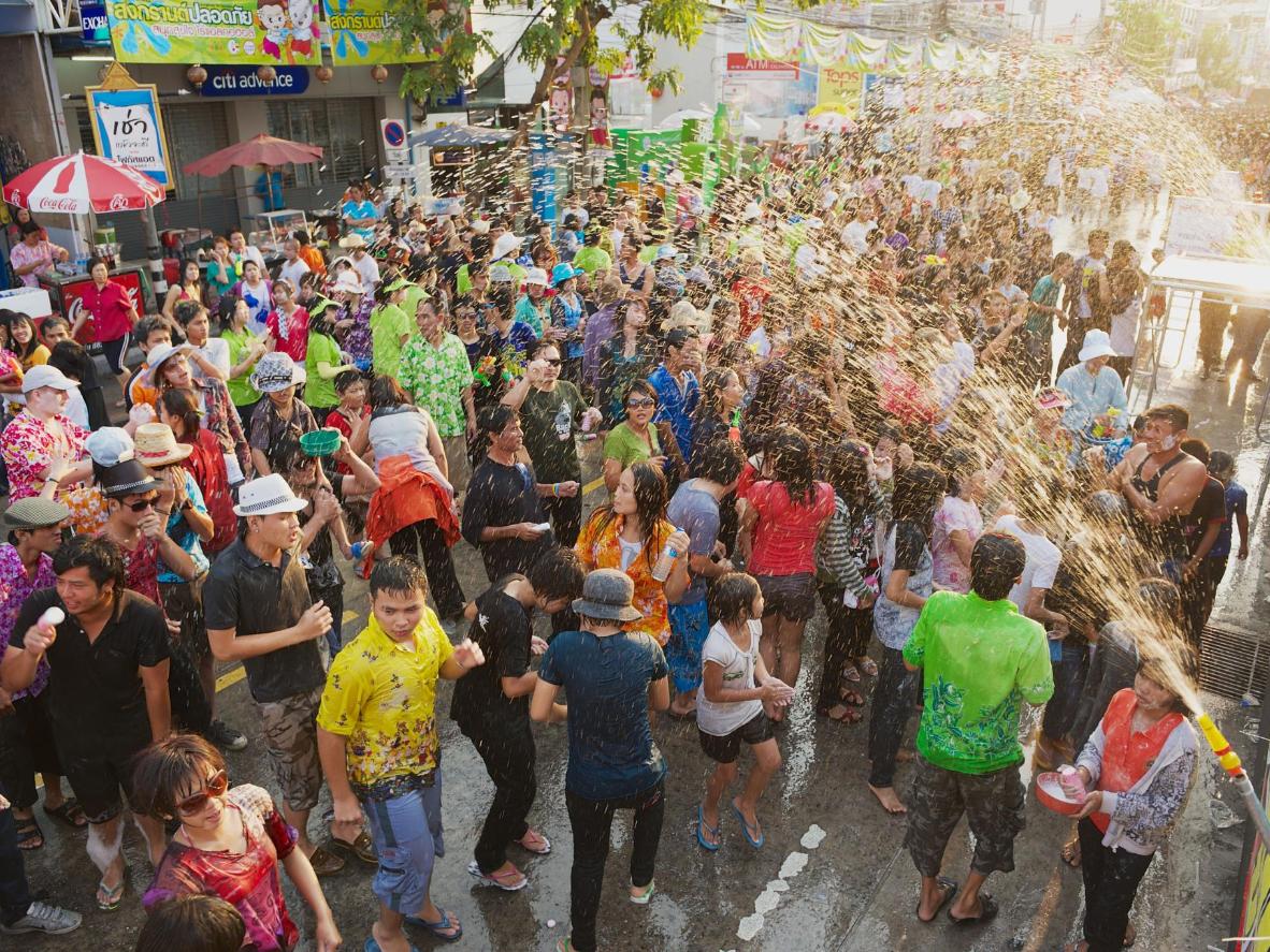 Jóvenes celebrando el tradicional festival de Songkran en la calle
