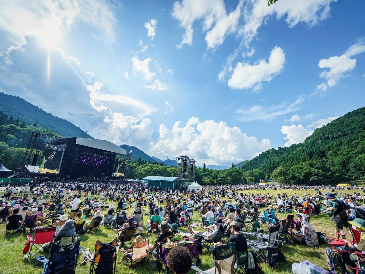 Festival-goers enjoy sets in verdant surroundings at Fuji Rock Festival. (Image credit: ©宇宙大使☆スター)
