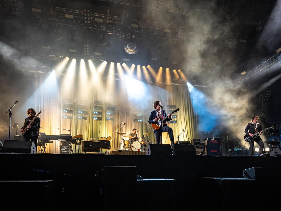 La band di rocker inglesi Arctic Monkeys cattura la folla con la loro performance piena di energia a Clockenflap. (Crediti immagine: ©Clockenflap)