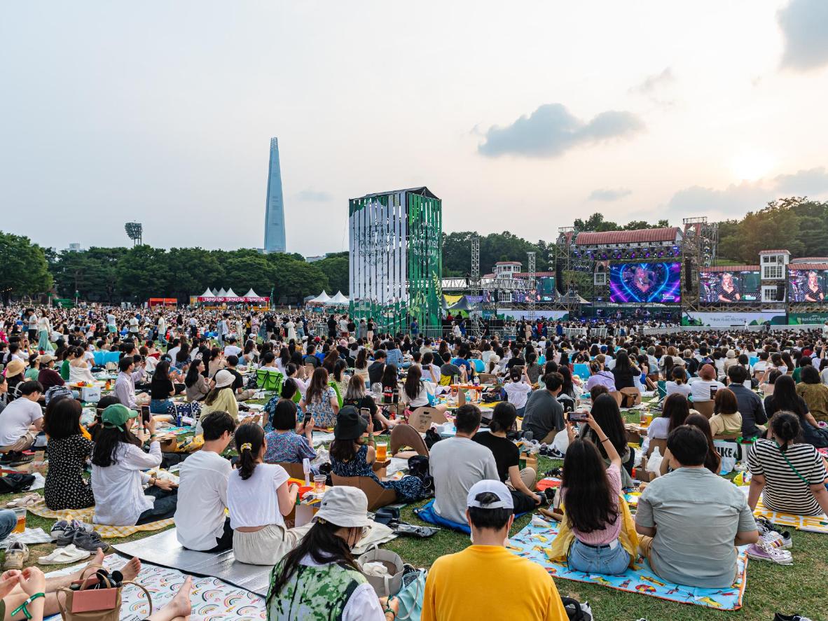 Lounge on picnic blankets and soak up the sunshine at Seoul Park Music Festival. (Image credit: © BEPCTangent Creative / 비이피씨탄젠트)