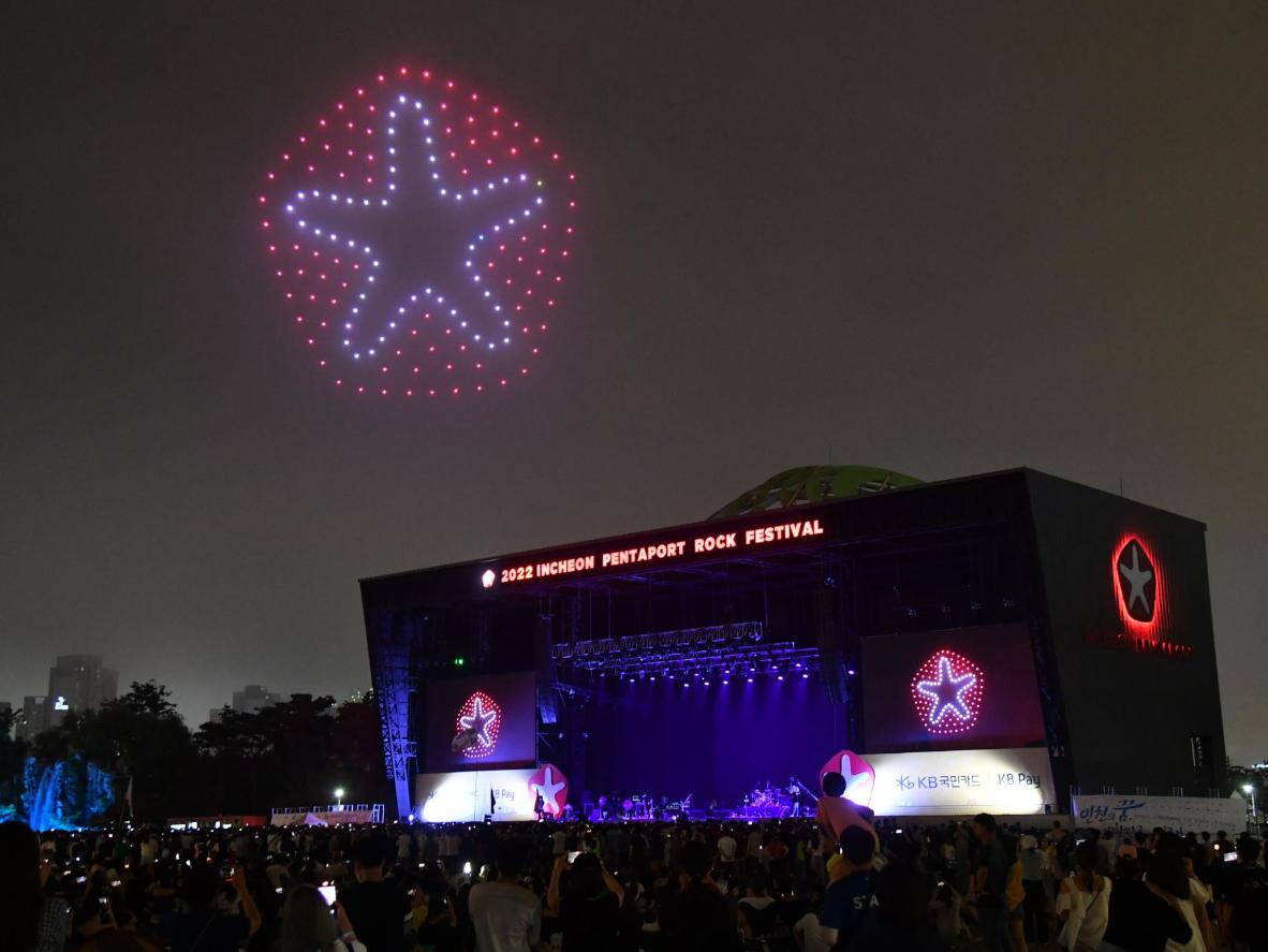 Drones display the festival logo and light up the night sky. (Image credit: The Kyeonggi Daily / 경기일보)