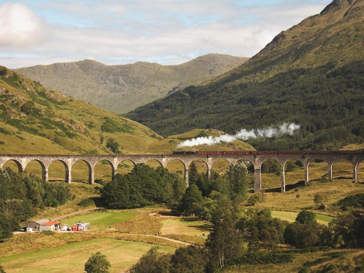 Reisen Sie mit dem Zug und lassen Sie sich in die ätherisch schönen schottischen Highlands entführen