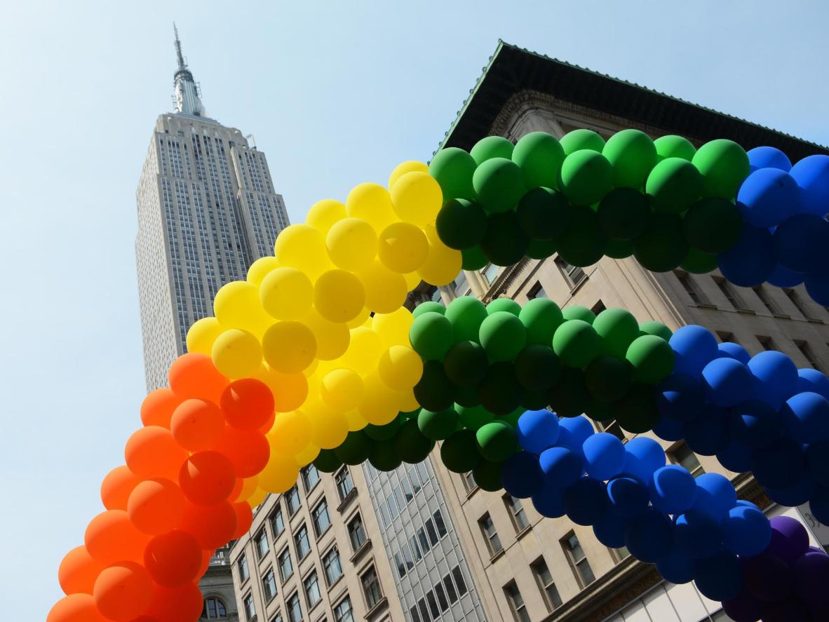 As cores do arco-íris brilhando no NYC Pride