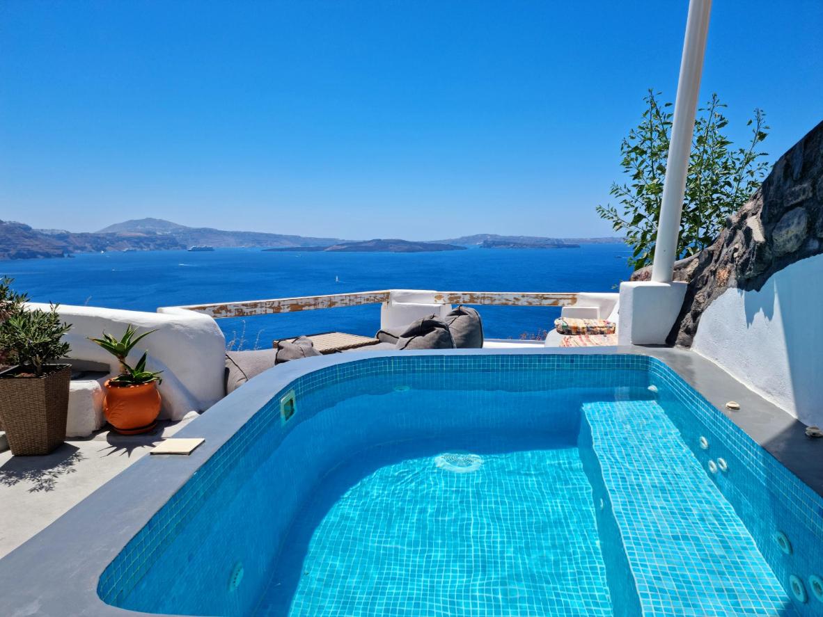 The ultimate Santorini summer home escapes | Booking.com