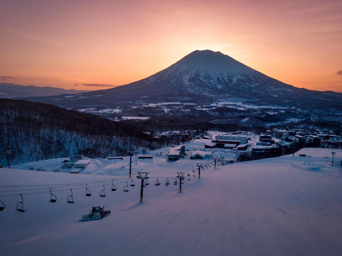 Cidades de esqui ganham vida quando o sol se põe