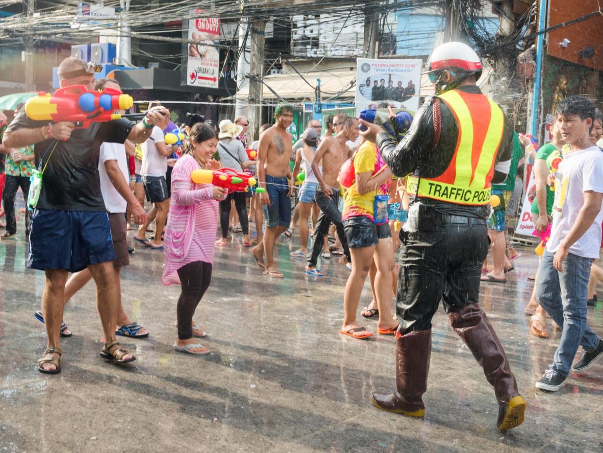 Calles empapadas de agua en Phuket durante el Songkran