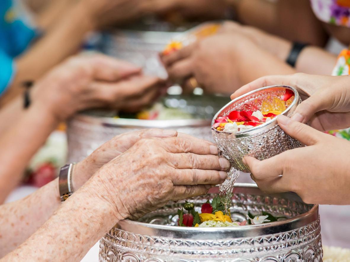 Moradores dão bênçãos durante as festividades mais discretas e tradicionais de Songkran