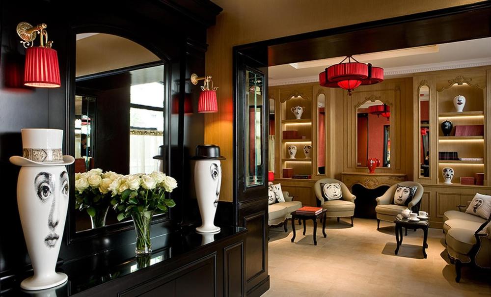 A stylish room at Hôtel Observatoire Luxembourg featuring black and red decor, complemented by elegant vases