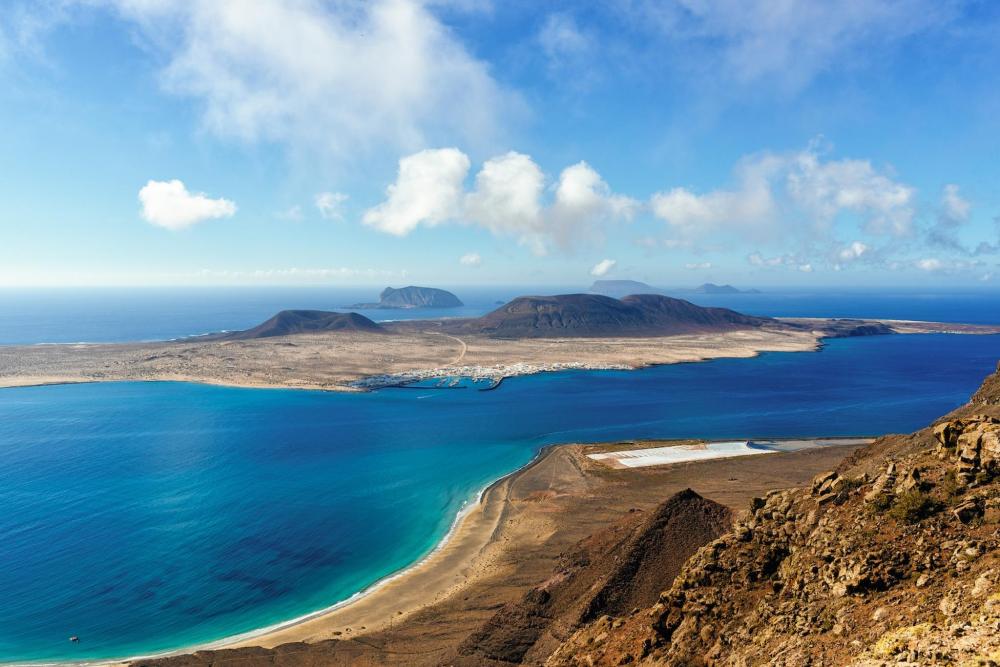 Vista panoramica dell'oceano e delle isole montuose, da uno splendido belvedere a La Graciosa