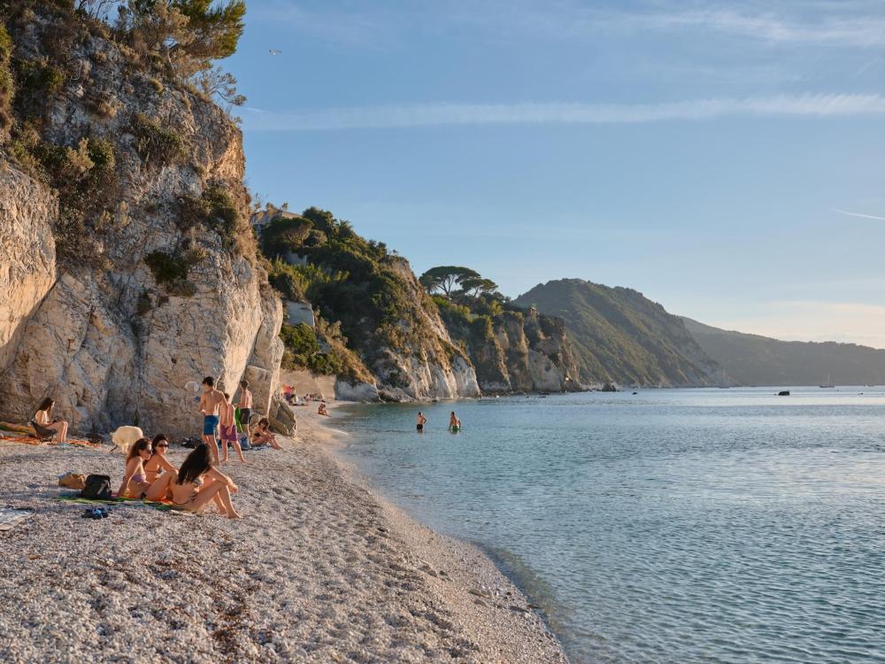 Una spiaggia tranquilla all'Elba, con il mare calmo sulla riva sotto un cielo limpido
