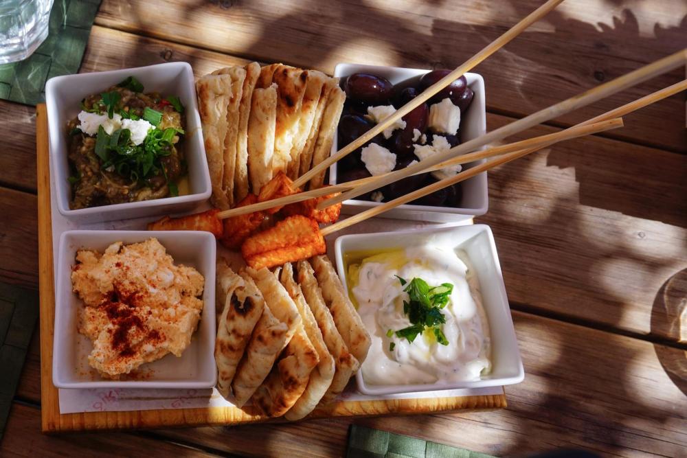 A mezza restaurant in Santorini has served pitta bread, olives and tzatziki