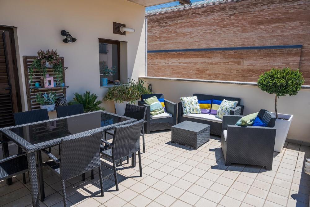 A patio at Apartamento Turistico Casa Museo in Mérida, featuring outdoor furniture and a table for relaxation
