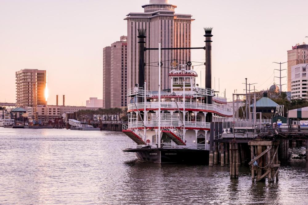 A riverboat glides along the Mississippi River – surrounded by calm waters