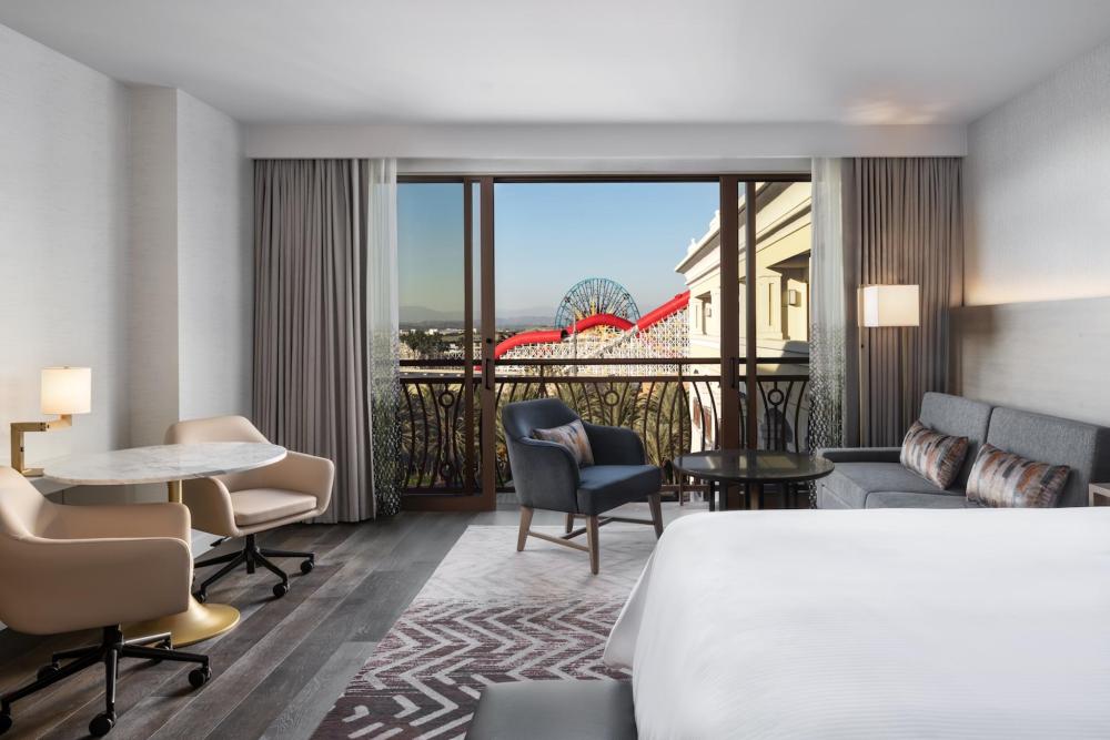 A hotel room in The Westin Anaheim Resort, featuring a ferris wheel with Disneyland in the background.