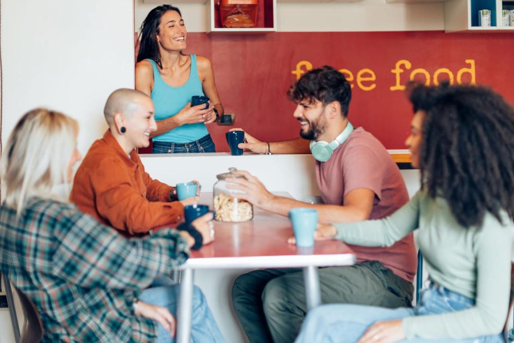 Freunde sitzen an einem Tisch in einem Café
