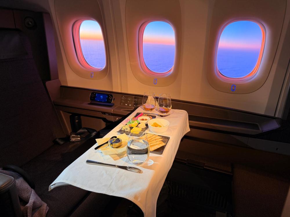 機内のテーブルに並ぶ料理