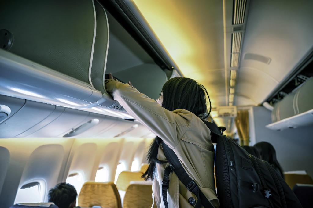 8 tips for using the overhead airplane luggage compartment