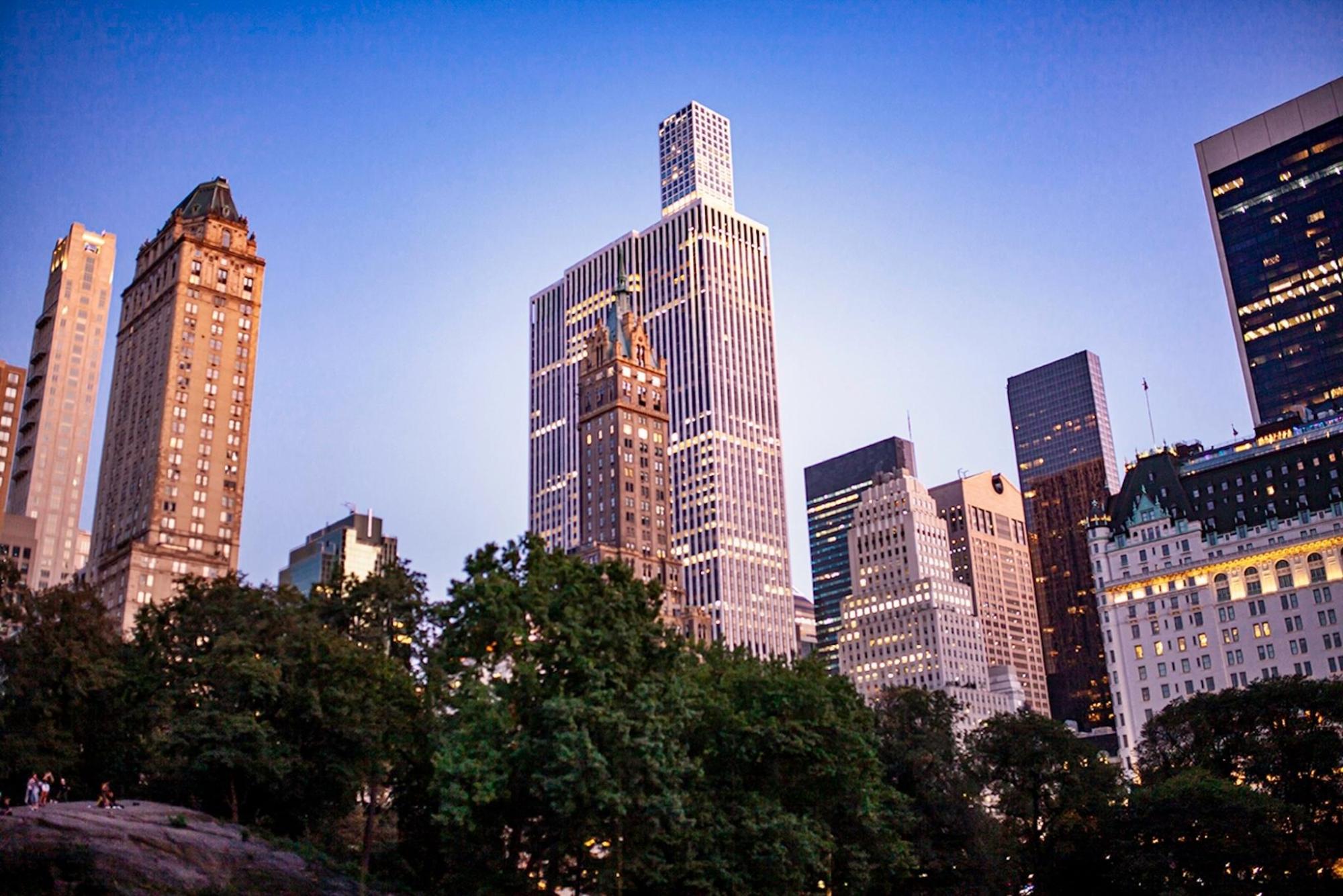  A panoramic view of a NYC's skyline with towering buildings