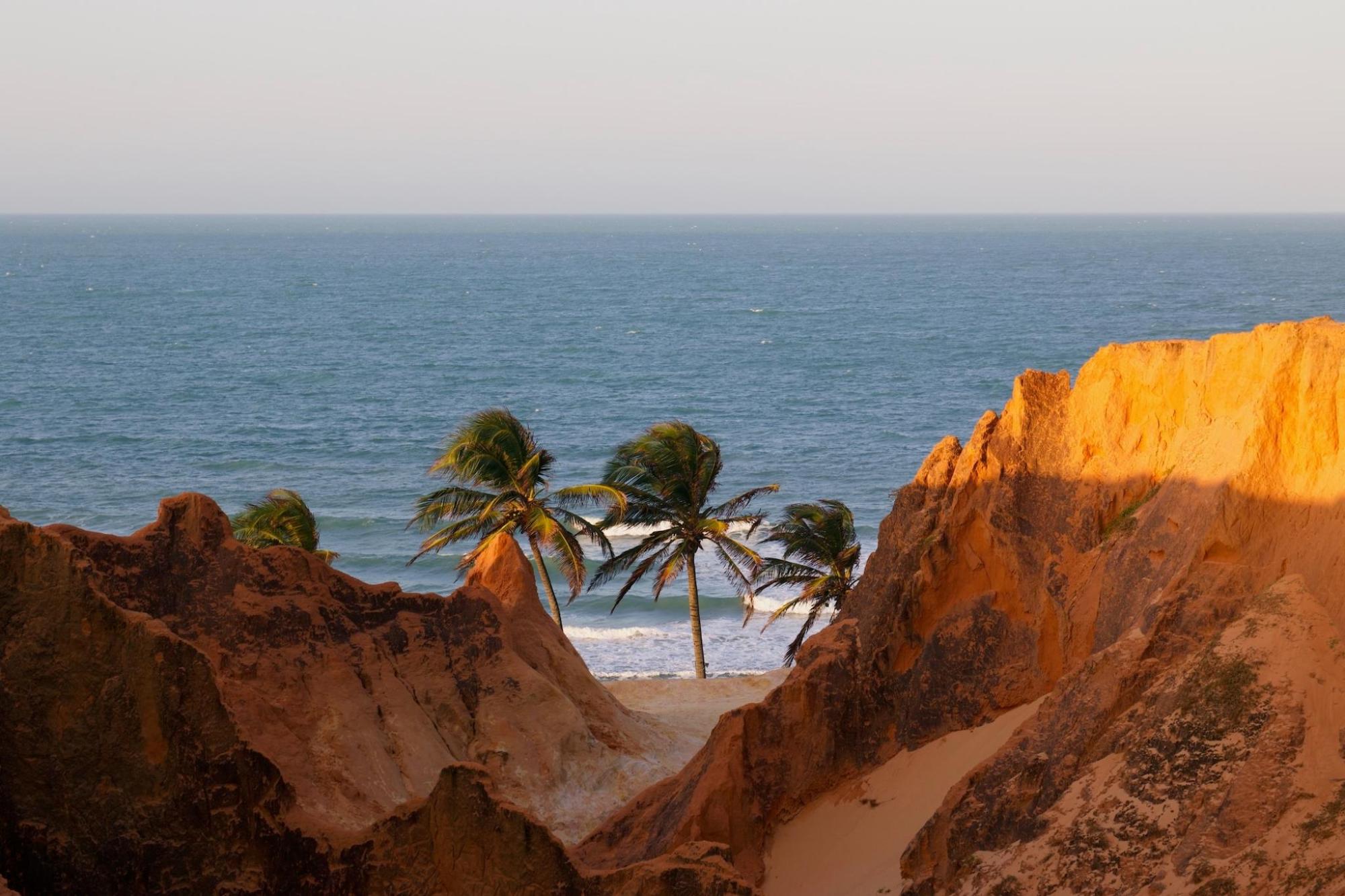 Vista serena do mar com ondas calmas e céu claro