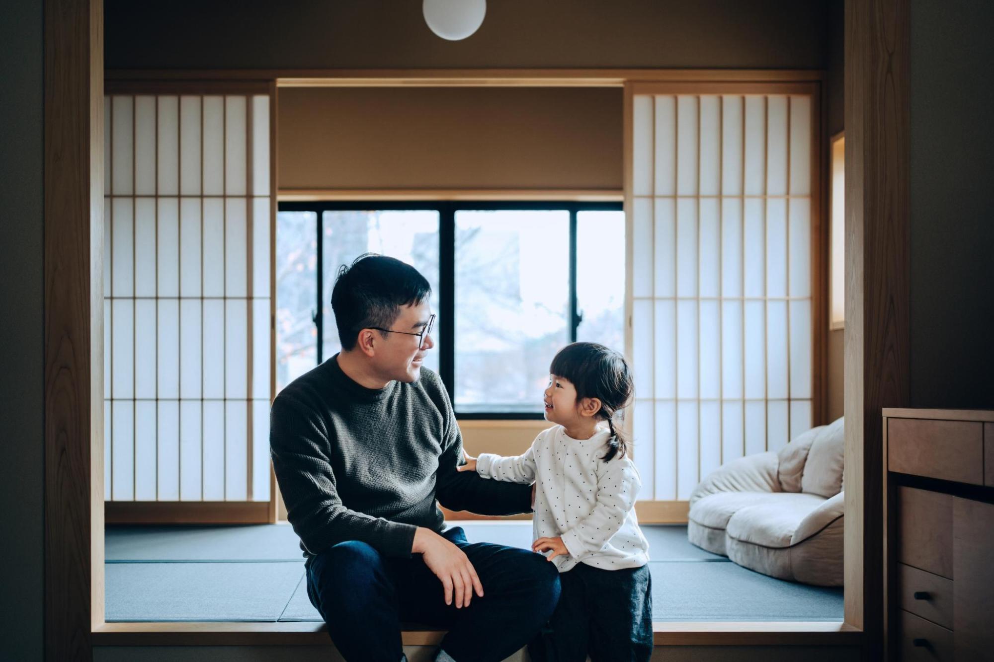 宿泊施設で寛ぐ大人と子ども