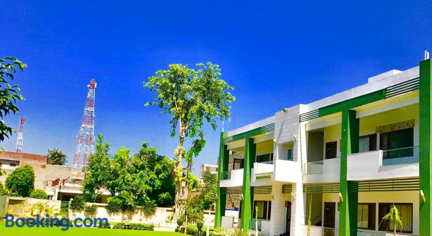 Hotel Whistling Greens Moga image