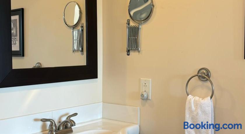 Seascape Coastal Retreat by null